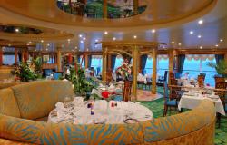 Norwegian Sky - Norwegian Cruise Lines - připravené jídelní stoly a výhled ven z lodi