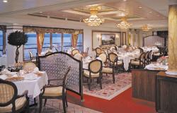 Norwegian Spirit - Norwegian Cruise Lines - bohatě zdobené lustry v restauraci