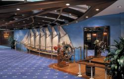 Brilliance of the Seas - Royal Caribbean International - dřevěné kormidlo a modelová replika historické lodi