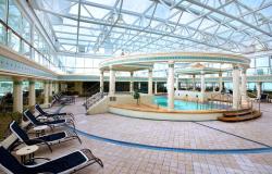 Enchantment of the Seas - Royal Caribbean International - vnitřní bazén a lehátka pro odpočinek