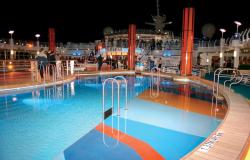 Freedom of the Seas - Royal Caribbean International - bazén na horní palubě