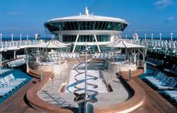 Grandeur of the Seas - Royal Caribbean International - pohled na horní palubu s bazénem