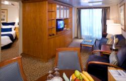 Quantum of the Seas - Royal Caribbean International - dřevěná skříň, stolek a TV v kajutě na lodi