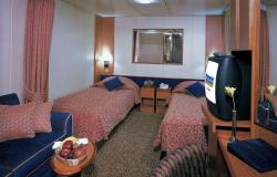Radiance of the Seas - Royal Caribbean International - postele a TV v kajutě na lodi