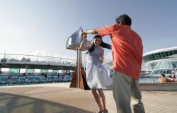 Rhapsody of the Seas - Royal Caribbean International - tančící dvojice a bazén na horní palubě lodi