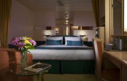 Rhapsody of the Seas - Royal Caribbean International - manželská postel v kajutě
