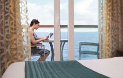 Splendour of the Seas - Royal Caribbean International - žena sedící na balkonu u kajuty.