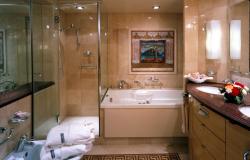 Voyager of the Seas - Royal Caribbean International - suite kajuta s WC/koupelna s vanou