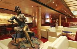 Costa Classica - Costa Cruises - umělecká socha nádherné ženy v baru na lodi
