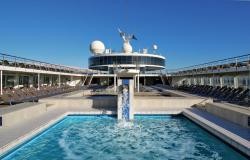Costa Classica - Costa Cruises - bazén na hlavní na palubě s vodotryskem