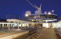 Costa Classica - Costa Cruises - hlavní paluba při večerních hodinách