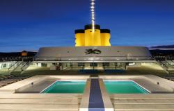 Costa Classica - Costa Cruises - hlavní paluba a černý drak nad bazénem