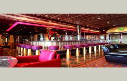 Costa Fascinosa - Costa Cruises - bar se stylovými červenými a černými křesly