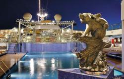 Costa Fortuna - Costa Cruises - dekorativní socha koaly a bazén na hlavní palubě v noci