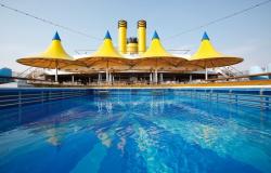 Costa Luminosa - Costa Cruises - bazén na hlavní palubě