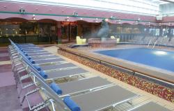 Costa Magica - Costa Cruises - lehátka a bazén na lodi