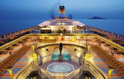 Costa Mediterranea - Costa Cruises - panorama hlavní palubu s ostrovem v na pozadí