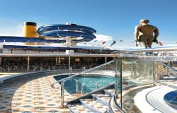 Costa Mediterranea - Costa Cruises - venkovní restaurace, bronzová socha a bazén