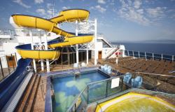 Costa Pacifica - Costa Cruises - žlutý tobogán a bazén na horní palubě