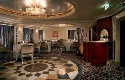 Celebrity Century - Celebrity Cruises - luxusní interiér restaurace se starobylou harfou v pozadí